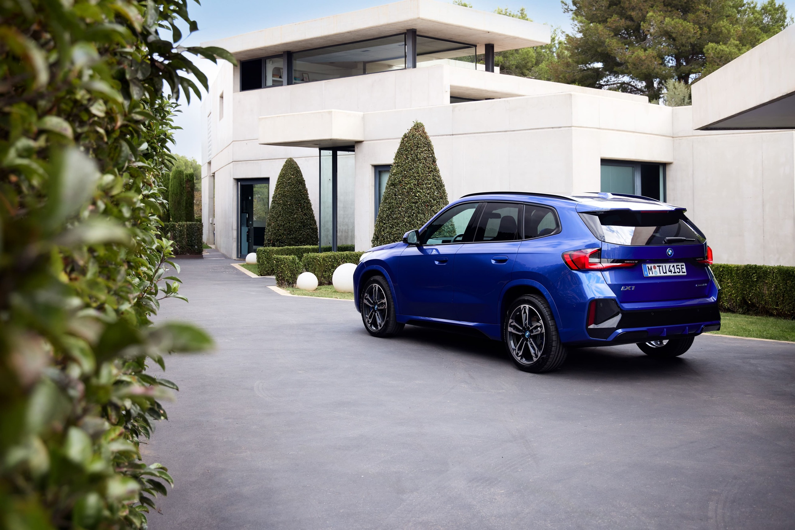 Blauer BMW X1 in einer Einfahrt