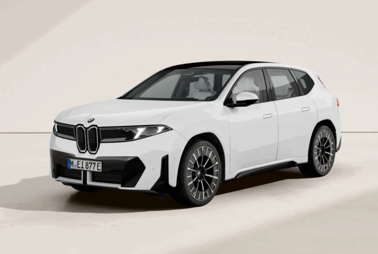 BMW iX3 in weiß vor einem beigen Hintergrund