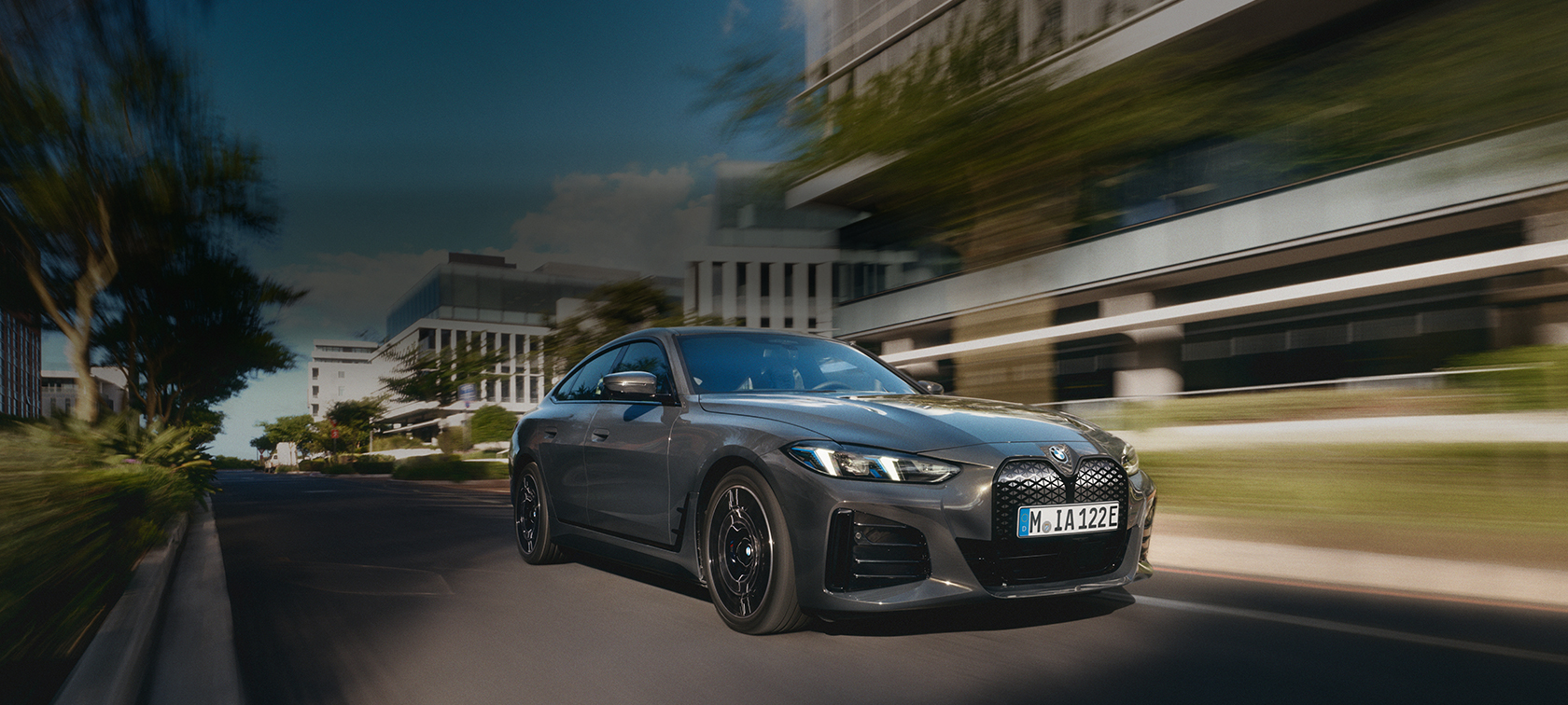 BMW fährt durch die Straße, um das Fahrzeug herum sind Bürogebäude