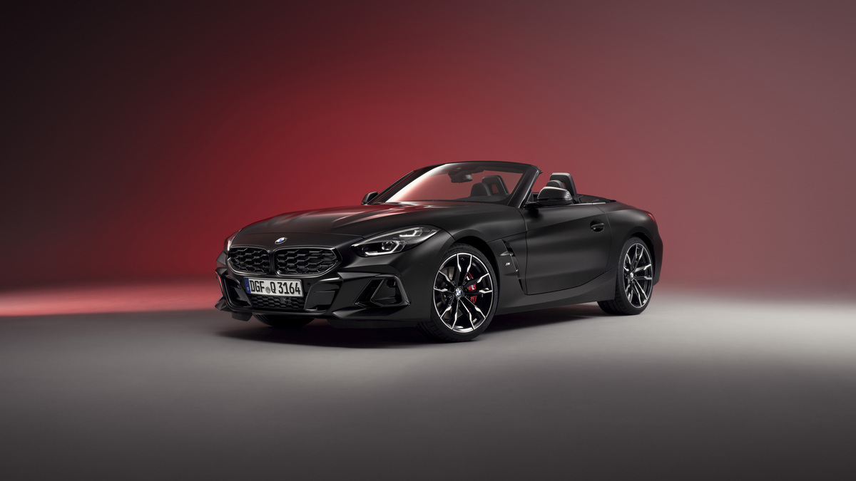BMW Z4 Final Edition in matt schwarz vor einem rot leuchenden Hintergrund.