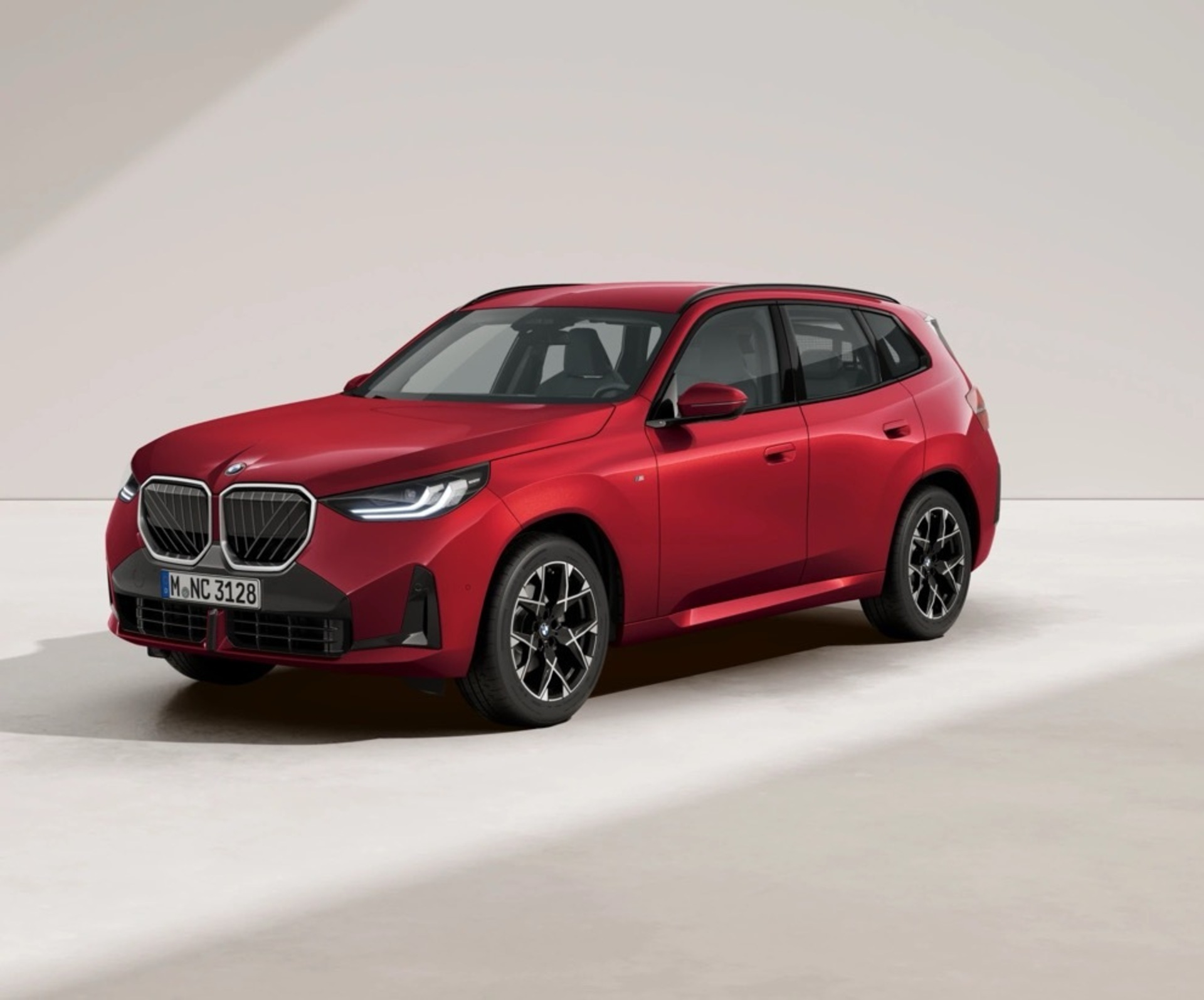 Roter BMW X3 vor einem beigen Hintergrund