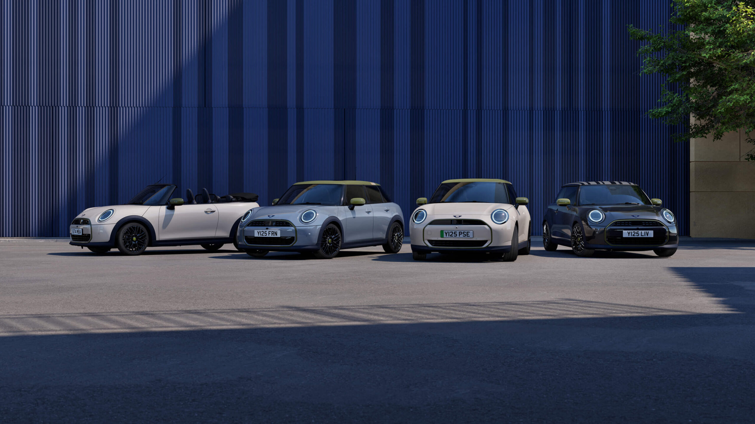 Verschiedene MINI Cooper in der Paul Smith Edition.