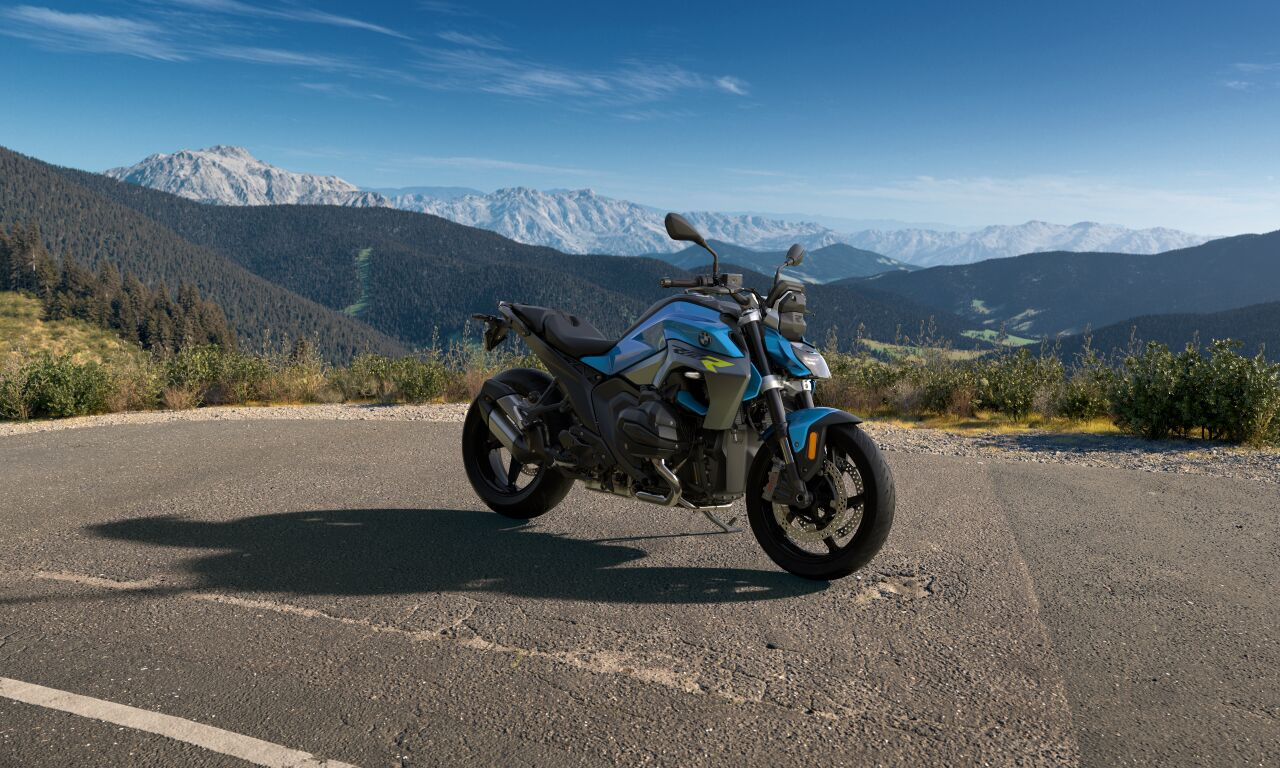 BMW R 1300 R in blau platziert vor einem Bergpanorama