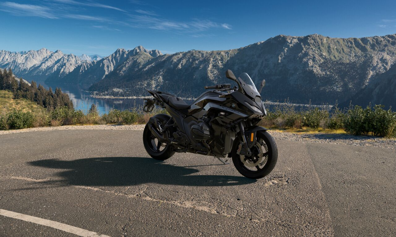 BMW R 1300 RS in Triple Black Ausstattung vor einem Bergpanorama