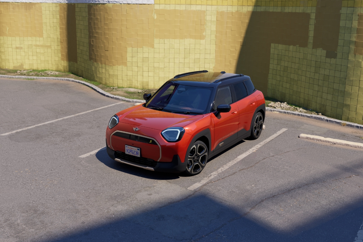 MINI Aceman auf einem Parkplatz vor einer gelben Wand