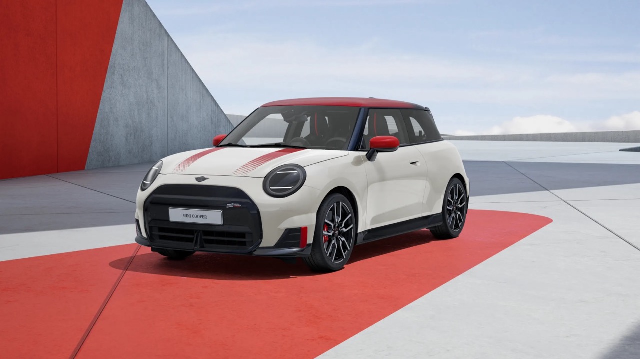 MINI JCE Electric in Nanuq White mit roten Verzierungen