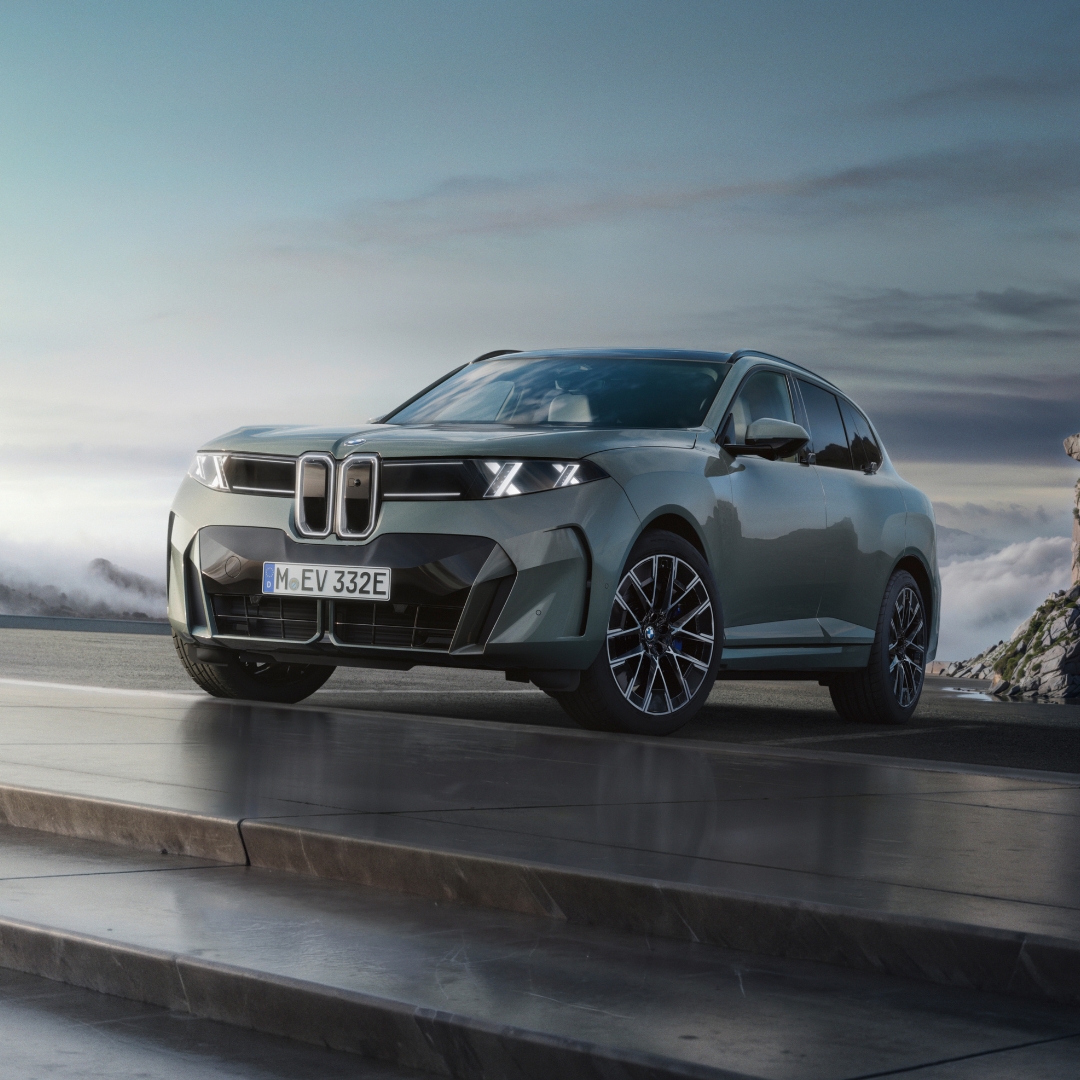 BMW X5 auf einem Podest vor Felsen