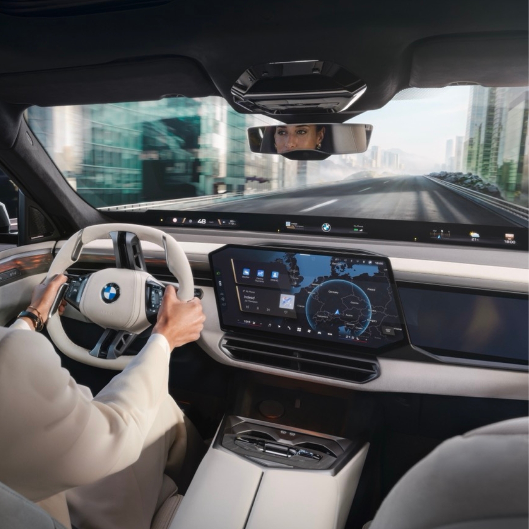 BMW X5 helles Interieur mit einer Fahrerin welche durch den Rückspiegel zu sehen ist