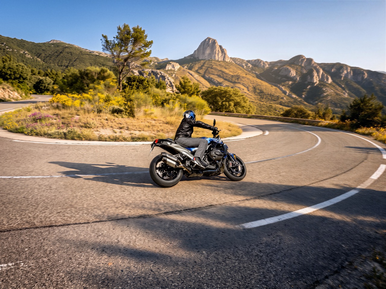 Motorradfahrer in einer Kurve mit seiner Maschine