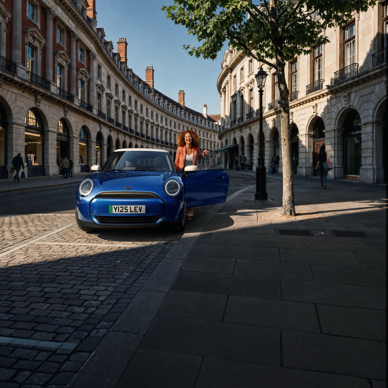 eine Frau steigt lächelnd aus einem MINI Cooper aus