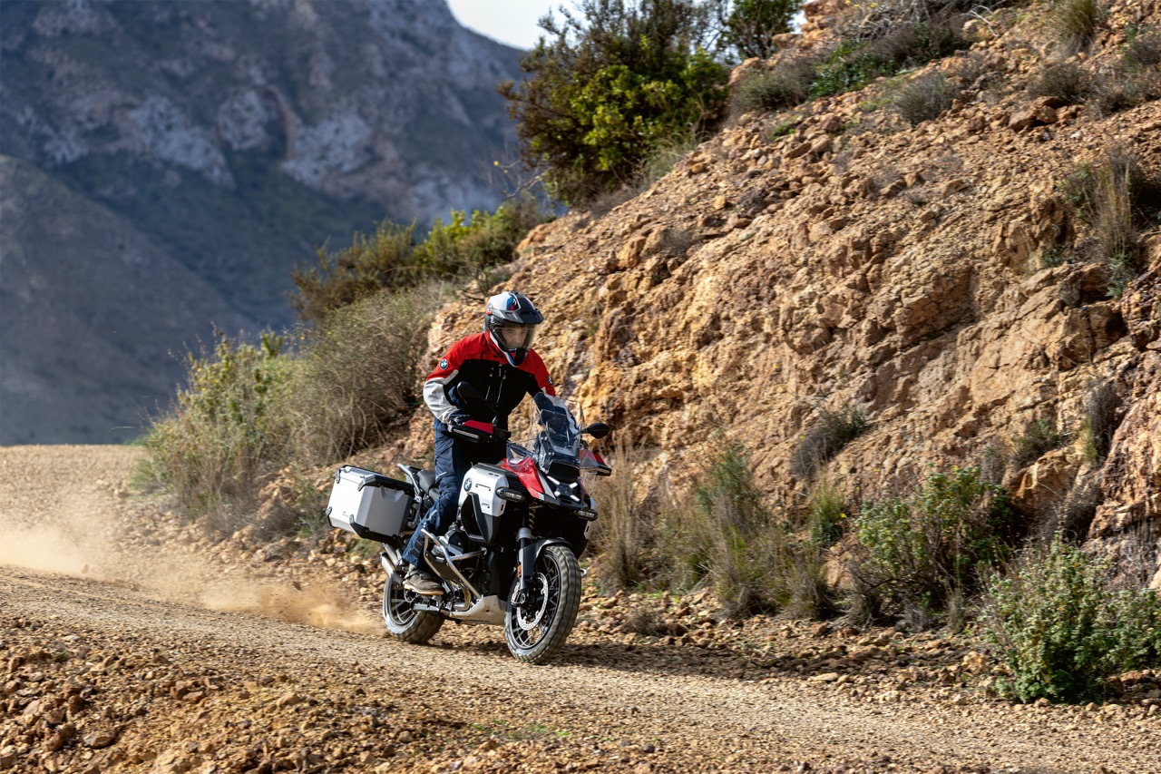 BMW R 1300 GS Adv fährt durch Gelände