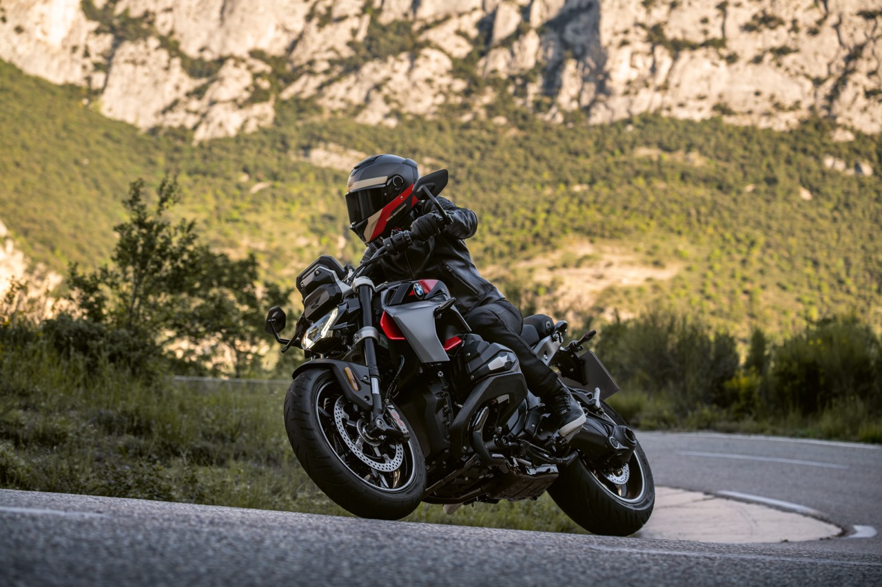 BMW R 1300 R fährt eine enge Kurve