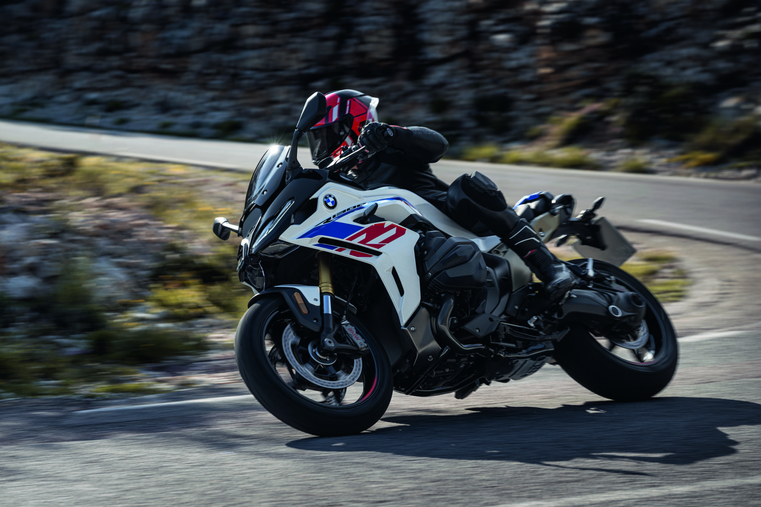 BMW R 1300 RS fährt eine enge Kurve