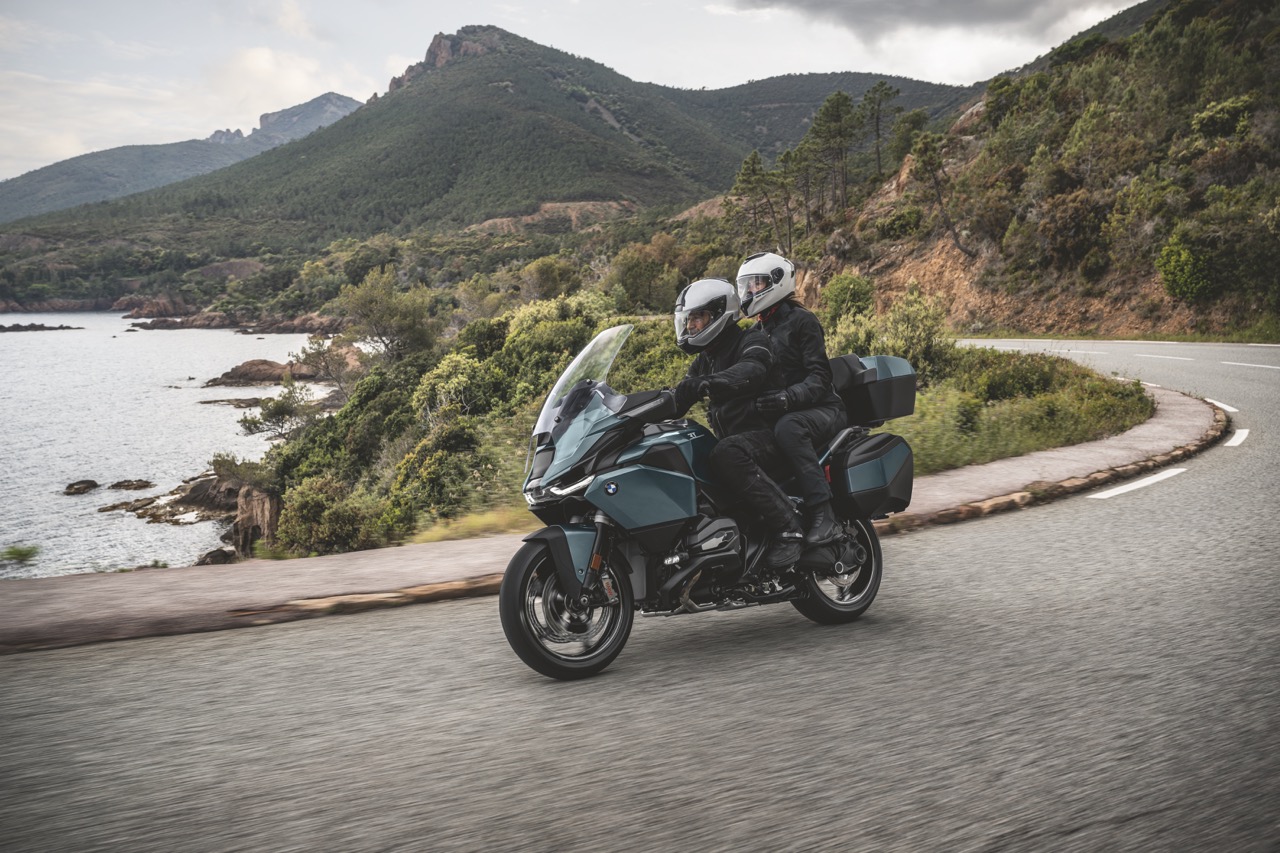 BMW R 1300 RT mit zwei Personen fahren um die Kurve