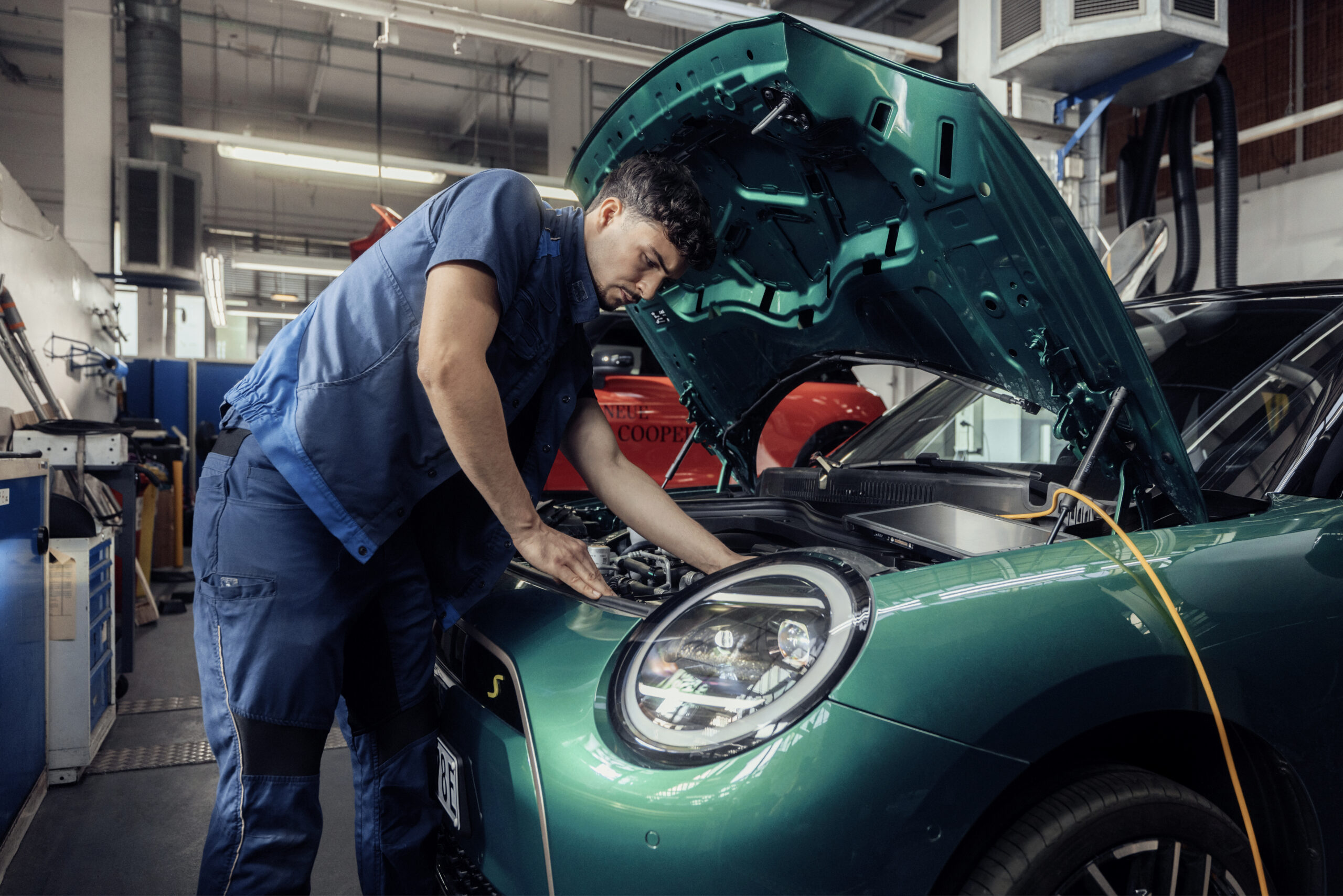 Mechaniker prüft den Motorrad eines MINI Cooper