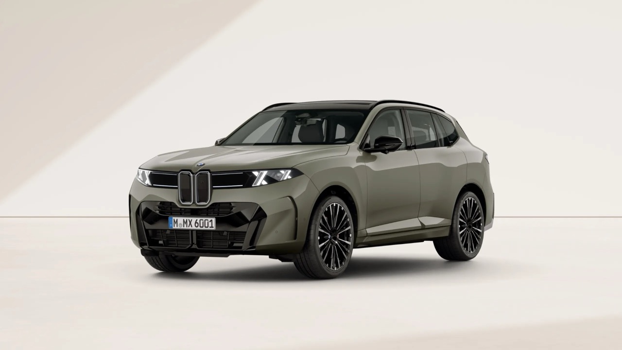 BMW X5 40d xDrive vor einem beigen Hintergrund