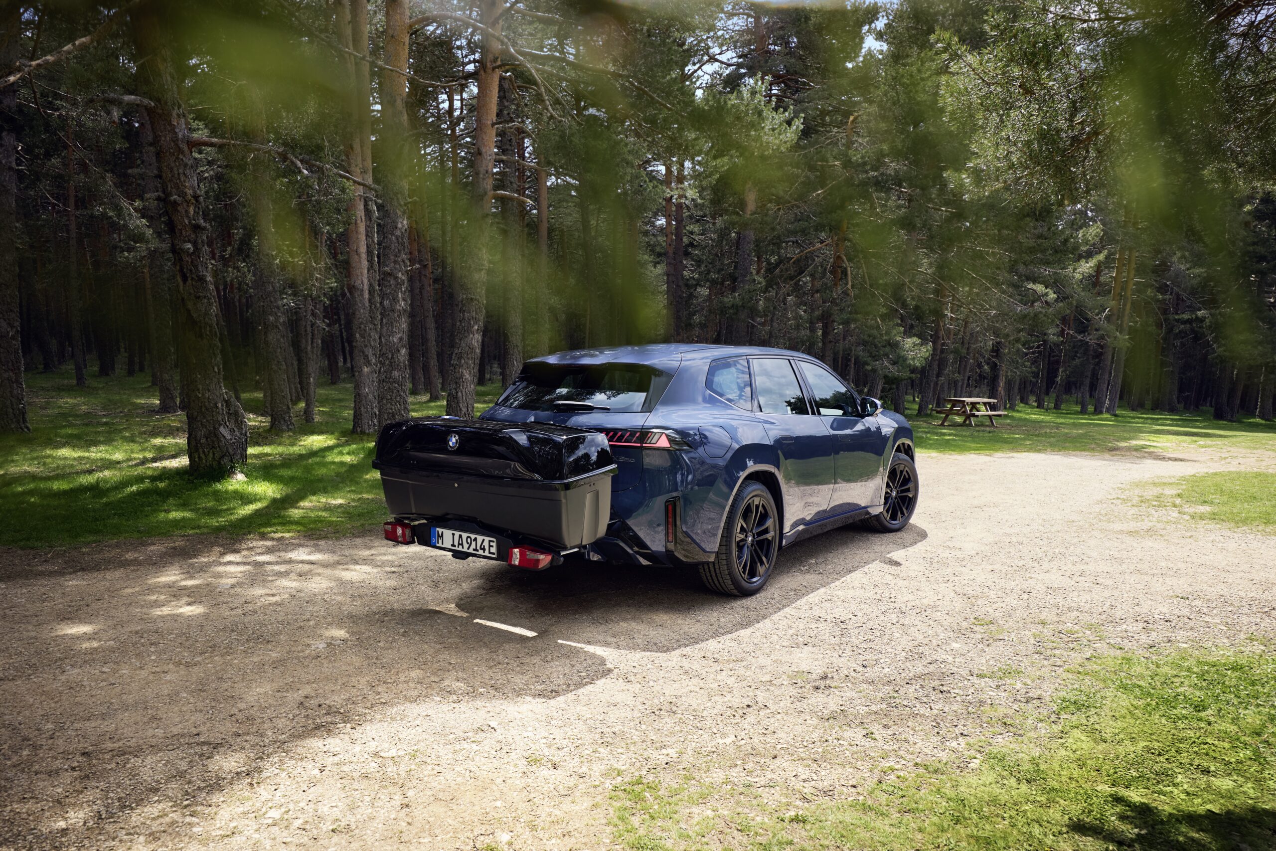 BMW iX mit BMW Zubehörbox im Wald