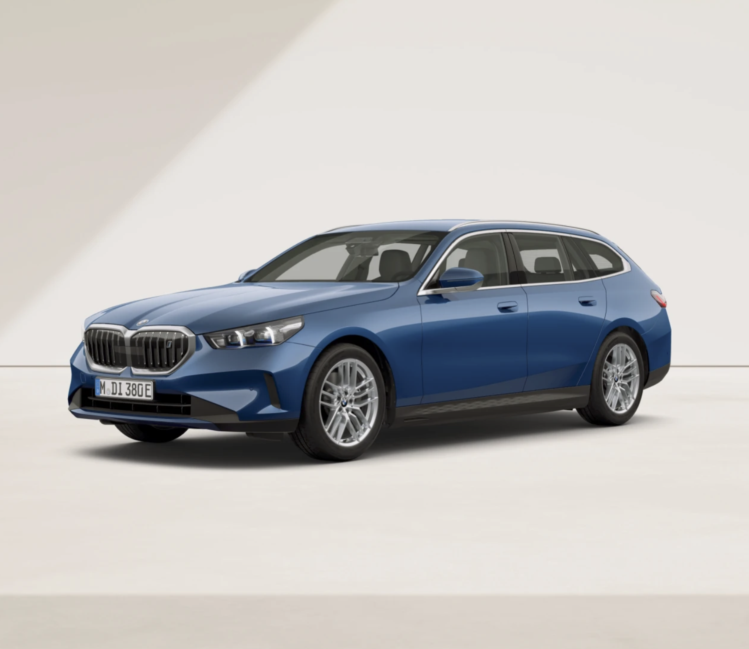 Blauer BMW i5 Touring von BMW Helming & Sohn