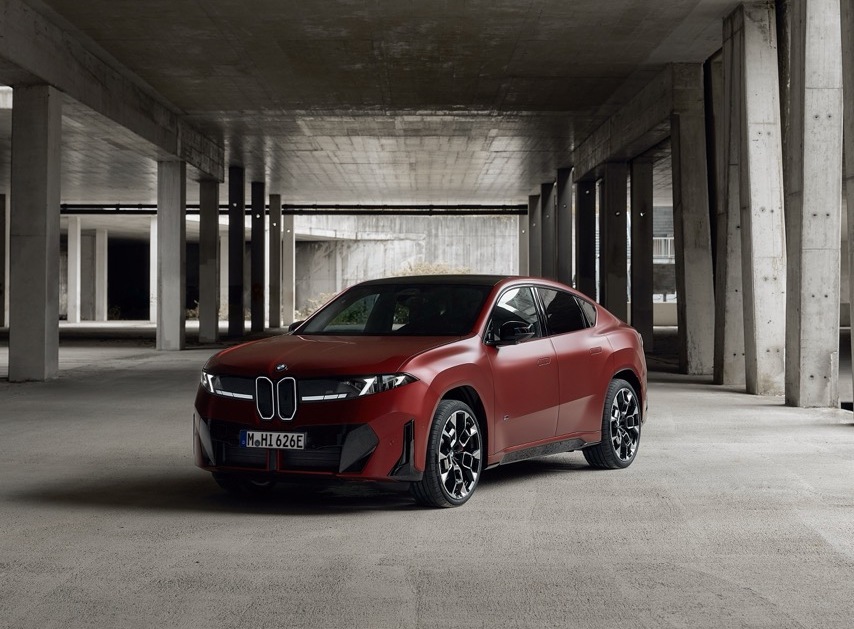 Der neue BMW iX4 in rot